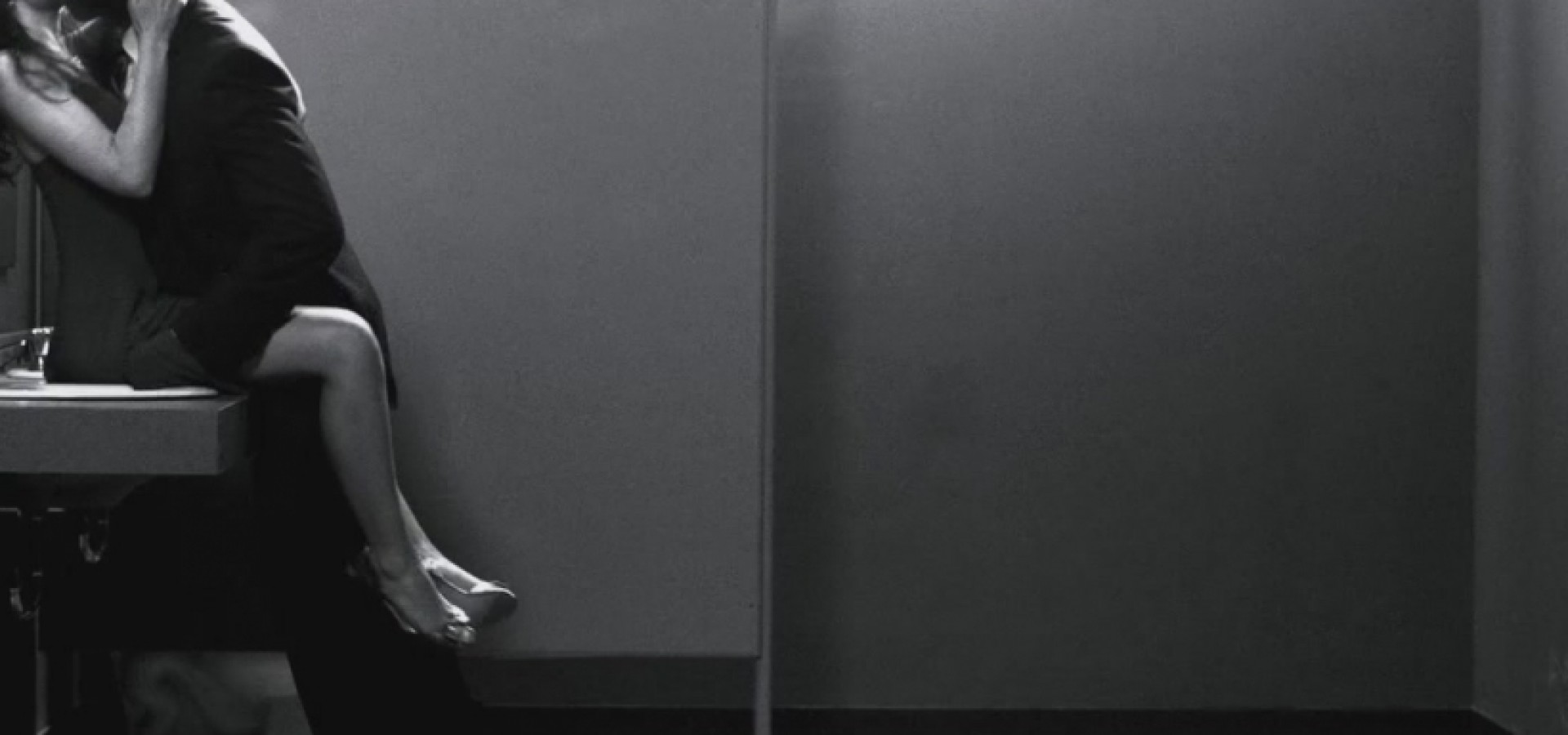 Με πήρες από πίσω στην τουαλέτα